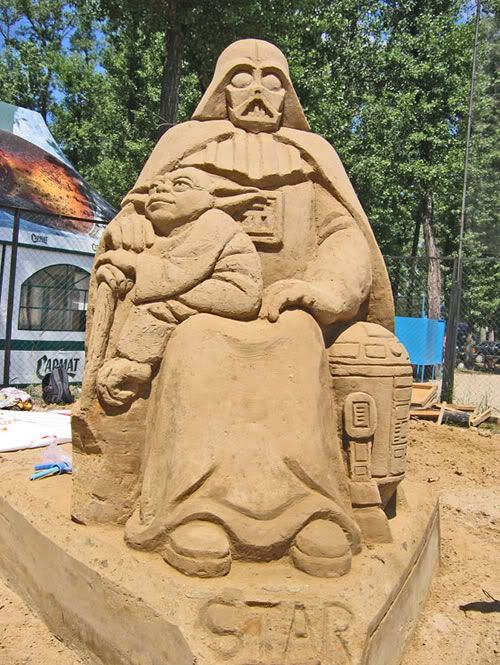 darth-vader-yoda-r2d2-sand-sculptur.jpg