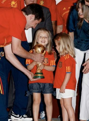 Iker Casillas offers trophy to the Infantas