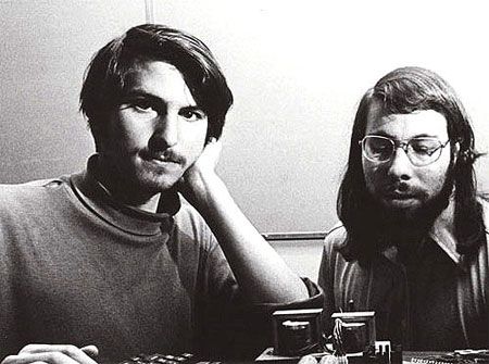black and white photo of young Steve Jobs and Steve Wozniak building a computer