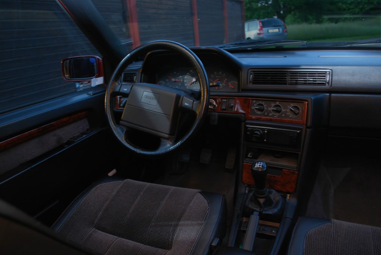 http://i163.photobucket.com/albums/t309/Zmile4ever/Volvo%20940%20Turbo%2095/Interior.jpg